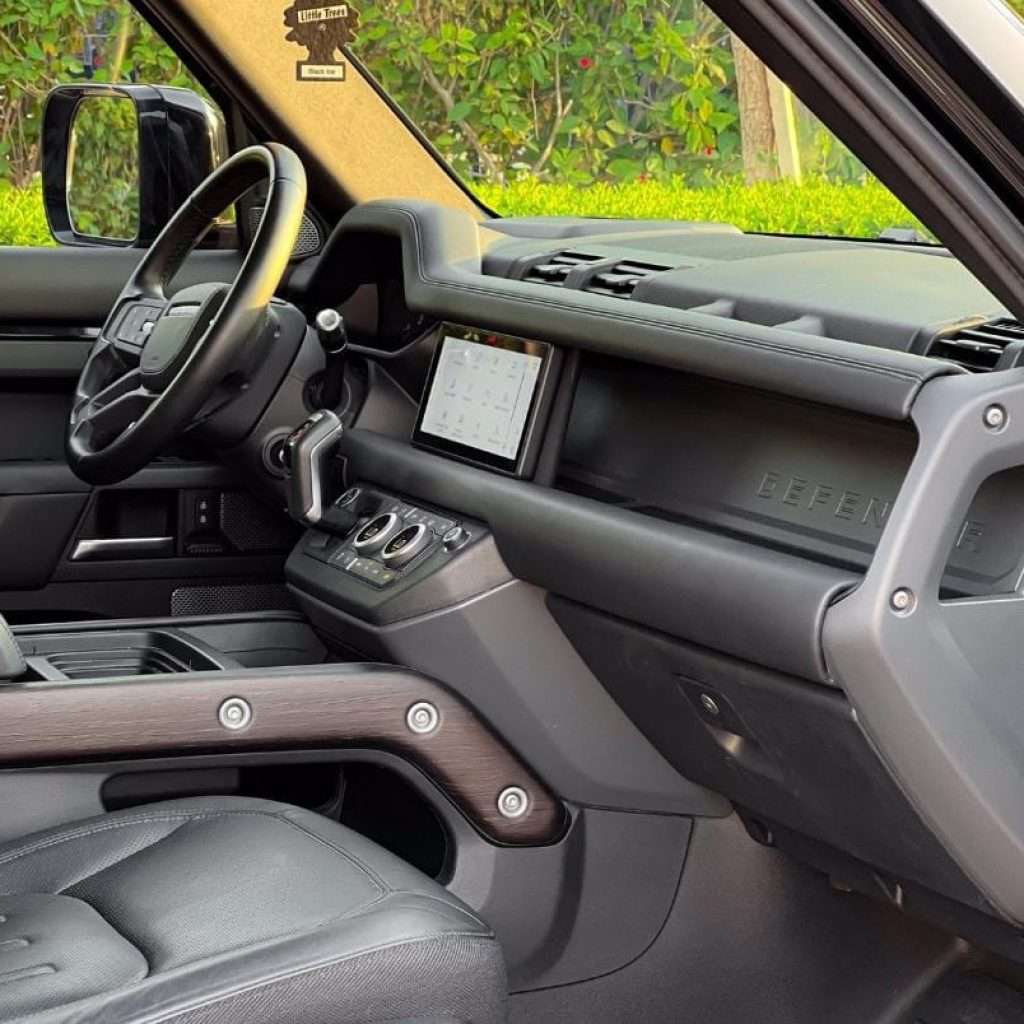 Range Rover Defender Luxury Car Rental in Dubai