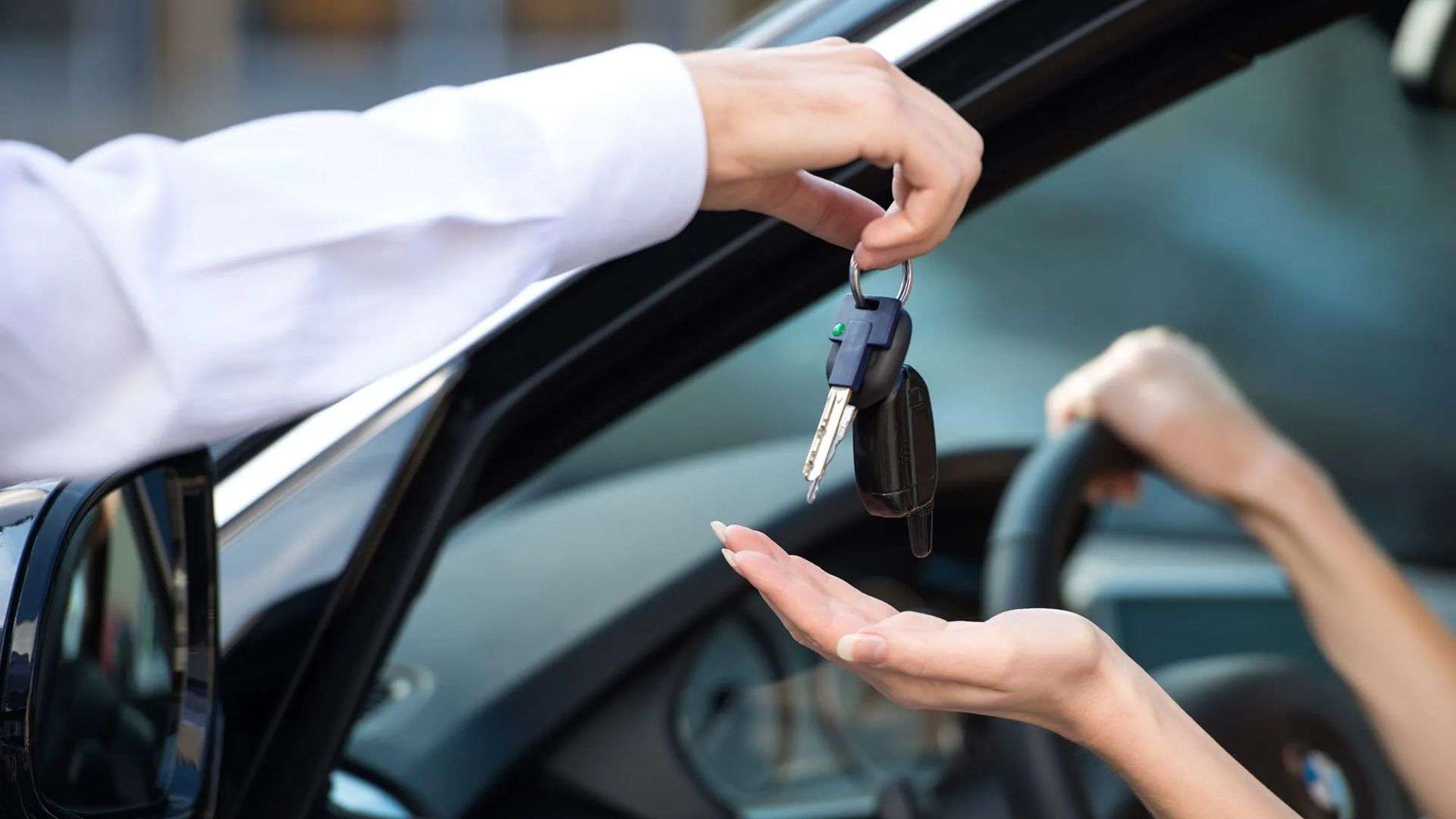 What to Look for When Renting a Luxury Car in Dubai: Insider Tips