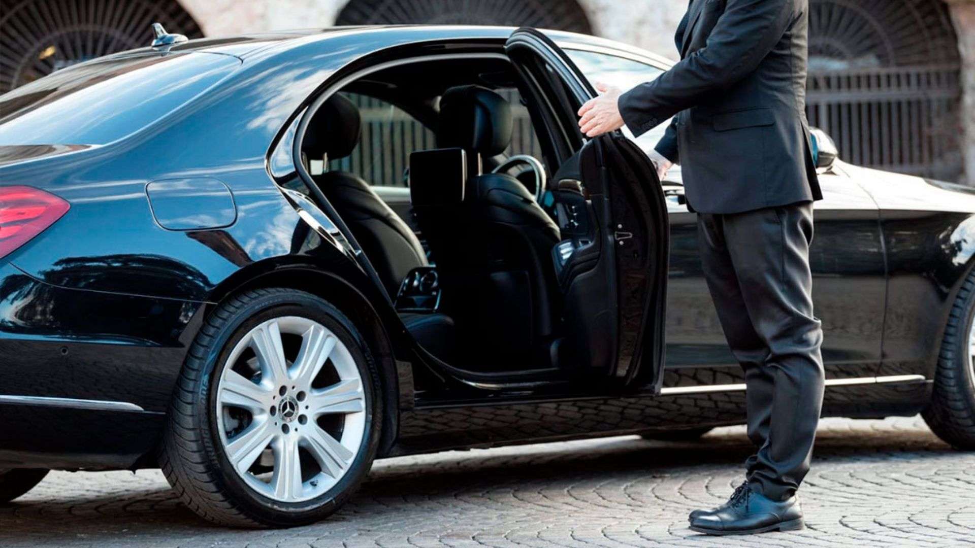 Navigating thе World of Luxury Car Rеntals