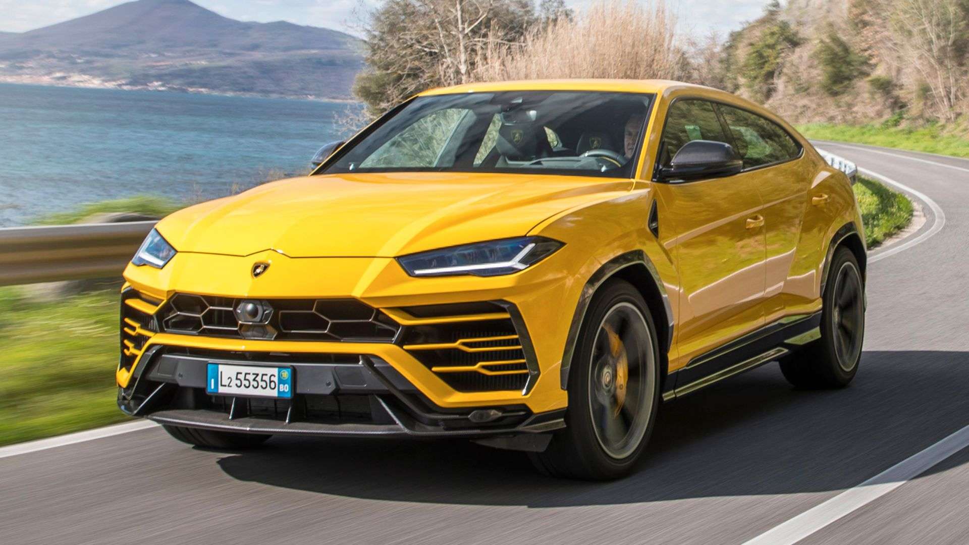 Top Reasons Why You Should Rent a Lamborghini Urus for Your Dubai Trip